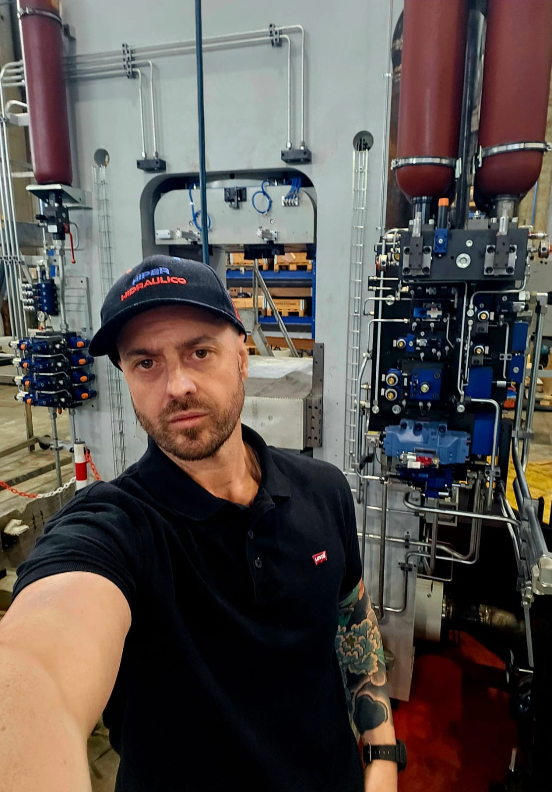 Técnico especialista junto a maquinaria industrial