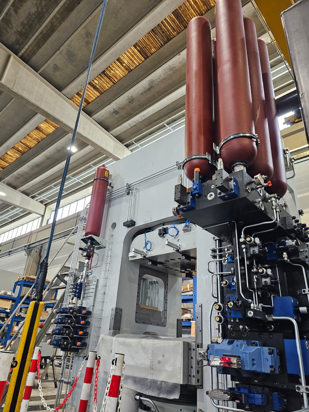 Reparación de prensa hidráulica industrial de gran tamaño